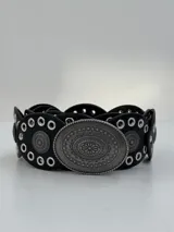 Cinto negro con apliques metálicos plateados con motivos florales y geométricos.