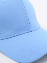 Gorra de béisbol celeste con visera curva y correa ajustable en la parte trasera.