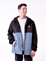 Campera con capucha, color azul y negro, con cierre frontal y bolsillos laterales.