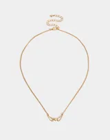 Cadena plateada con dije de corazón con alas con strass.