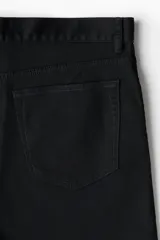 Short negro de sarga de algodón suave, corte estándar y cinco bolsillos con cierre y botón.