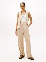 Musculosa Tommy Hilfiger blanca de algodón con logo estampado en el pecho.