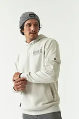 Canguro color ladrillo de felpa con capucha, bolsillo tipo canguro, bolsillo con botón en la manga y lettering estampado en la espalda.