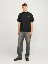 Camiseta negra de manga corta con cuello redondo y corte holgado.
