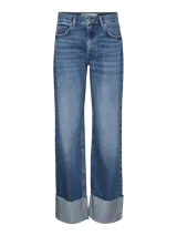 Jeans de mezclilla azul medio, tiro medio, corte recto y largo extra, con puños doblados y deshilachados en el borde.