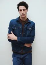 Campera de denim azul oscuro de calce slim.