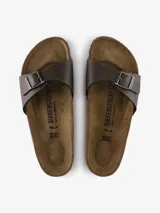 Sandalias Birkenstock modelo Madrid BF Pull Up, color marrón. Con plantilla anatómica de corcho y látex, capellada de Birko-Flor, capa superior de la plantilla de ante y suela de EVA. Ajuste con hebilla metálica. Fabricadas en Alemania.