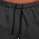 Short deportivo negro de hombre con cintura elástica y logo de Nike estampado en blanco con diseño de manchas en la pierna derecha.