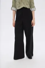 Pantalón negro de corte ancho y tiro alto, confeccionado en viscosa.