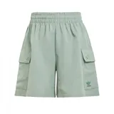 Short deportivo de tiro alto color verde claro, con cintura elástica, bolsillos cargo laterales con solapa y logo de Adidas bordado en verde oscuro.