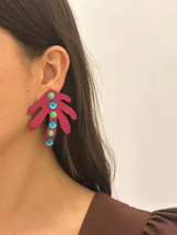 Aros colgantes con forma de hoja de palmera color fucsia con apliques de lentejuelas circulares color verde y celeste.