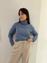 Sweater de punto color verde oliva, con cuello alto y mangas largas con puños acanalados.