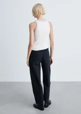 Musculosa verde oscuro de punto canalé con ribetes en contraste.