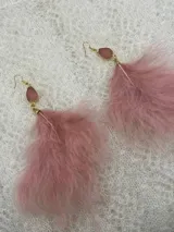 Aros colgantes con gancho dorado, piedra rosada y plumas rosadas.