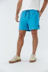 Short de baño celeste liso, con cintura elástica ajustable con cordón negro, dos bolsillos delanteros y uno trasero.