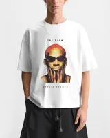 Remera blanca de manga corta con estampado de Dennis Rodman con el texto "The Worm" y "Dennis Rodman".