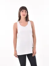 Musculosa blanca de corte holgado con cuello redondo y sisas amplias.