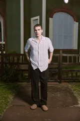 Camisa de manga corta con fit relajado y cuello resort. Cierre con botones al frente. Estilo liviano ideal para el verano.