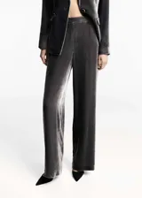 Pantalón de terciopelo gris, de corte recto y tiro alto.
