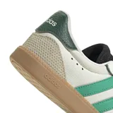 Championes Adidas Breaknet Sleek, de caña baja, color blanco con detalles en verde y suela marrón.