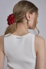 Blusa blanca de punto con cuello redondo y mangas cortas.