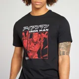 Camiseta negra de manga corta con estampado de Iron Man en rojo y texto en japonés.