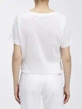 Remera blanca de lino con cuello en V y mangas cortas.