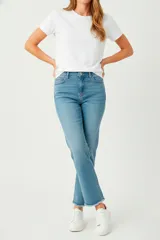 Jean de mezclilla gris oscuro, tiro alto, corte recto y largo cropped con terminación desflecada en el bajo.