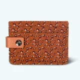 Billetera con diseño en color marrón, capacidad para 8 tarjetas, con cierre magnético y fabricada a partir de botellas recicladas.