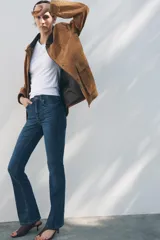 Jeans de tiro medio con cintura con trabillas, cinco bolsillos y corte bootcut.