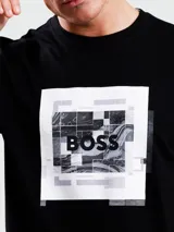 Remera negra de algodón con estampado de líneas grises y el logo de BOSS en el centro. Corte regular fit.