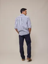 Camisa de manga larga con estampado a cuadros azul y blanco, confeccionada en algodón con efecto peach y bolsillo en el pecho.