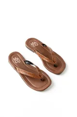 Sandalias tipo ojotas de ecocuero, color negro y marrón con textura simil piel de cocodrilo.