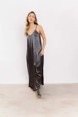 Vestido largo de satén color gris oscuro, con breteles finos y escote en V.