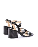 Sandalias de cuero negro con textura de cocodrilo, taco cuadrado y pulsera con hebilla.