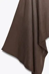 Kimono marrón de lino con escote en pico, mangas largas amplias y bajo asimétrico.