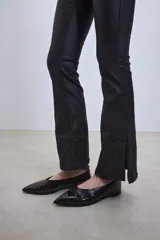 Pantalón negro de eco cuero, tiro alto, corte ajustado y estilo Oxford.