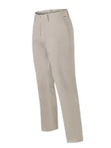 Pantalón de gabardina color beige, corte recto, con bolsillos laterales y traseros. Se ajusta a la cintura con botón y cierre.