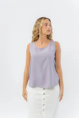 Musculosa amarilla pastel con escote redondo y detalle de lágrima en la espalda.