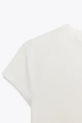 Camiseta marrón de algodón, de cuello redondo y manga corta.