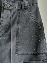 Pantalón cargo de denim gris con bolsillos grandes y apliques de strass.