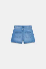 Shorts de denim de tiro medio, color celeste claro con efecto lavado y desgaste sutil. Diseño de cinco bolsillos con cierre frontal de cremallera y botón metálico.