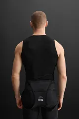 Musculosa deportiva negra de ciclismo, ajustada al cuerpo, con cuello redondo y sisa.
