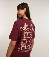 Remera alargada color bordó, de algodón, con cuello redondo y mangas cortas. Estampa en la espalda de un perro tomando café con la frase "Coffee Love".