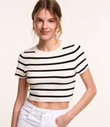 Blusa cropped de viscosa color beige con rayas horizontales blancas, cuello redondo y mangas cortas.