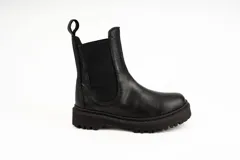 Bota Chelsea de cuero negro con elásticos laterales, suela track y tirador trasero. Diseño artesanal de producción local.