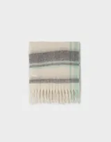 Bufanda tejida con diseño a rayas horizontales en tonos pastel, con flecos en los extremos y etiqueta de goma.