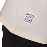 Remera color beige con logo Rusty estampado en el pecho.