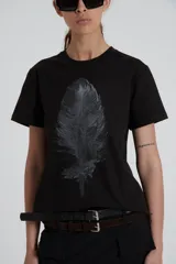 Remera negra con estampado gráfico de una hoja en el frente.