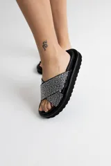 Sandalias negras con plataforma y tiras cruzadas con apliques brillantes. Forradas en satén.